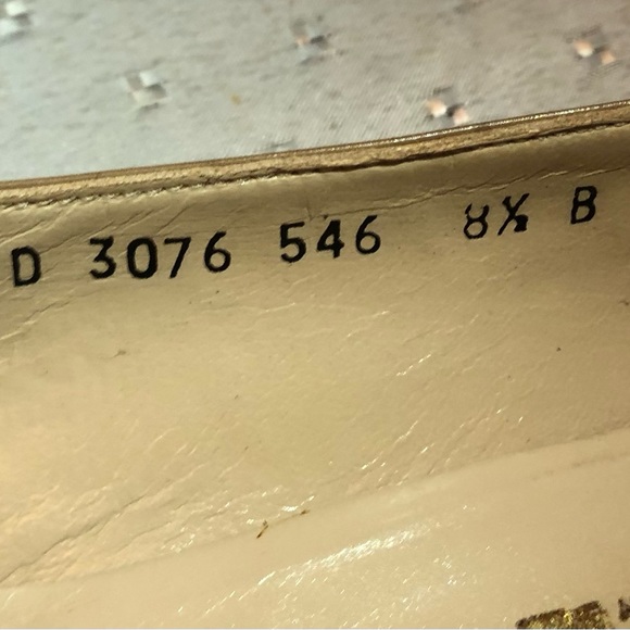 Two Tone Ferragamo pumps! Perfect for spring. - Picture 9 of 11